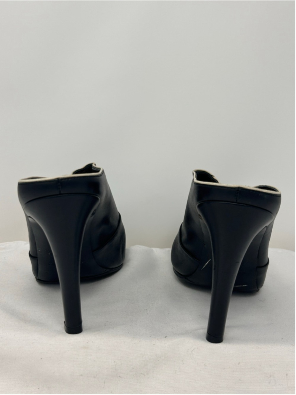 Balenciaga Leather Contrast Trim Pointed Toe Mule Heels EU 39.5 - Picture 4 of 10